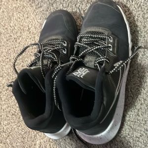 Kyrie flytrap boys shoes